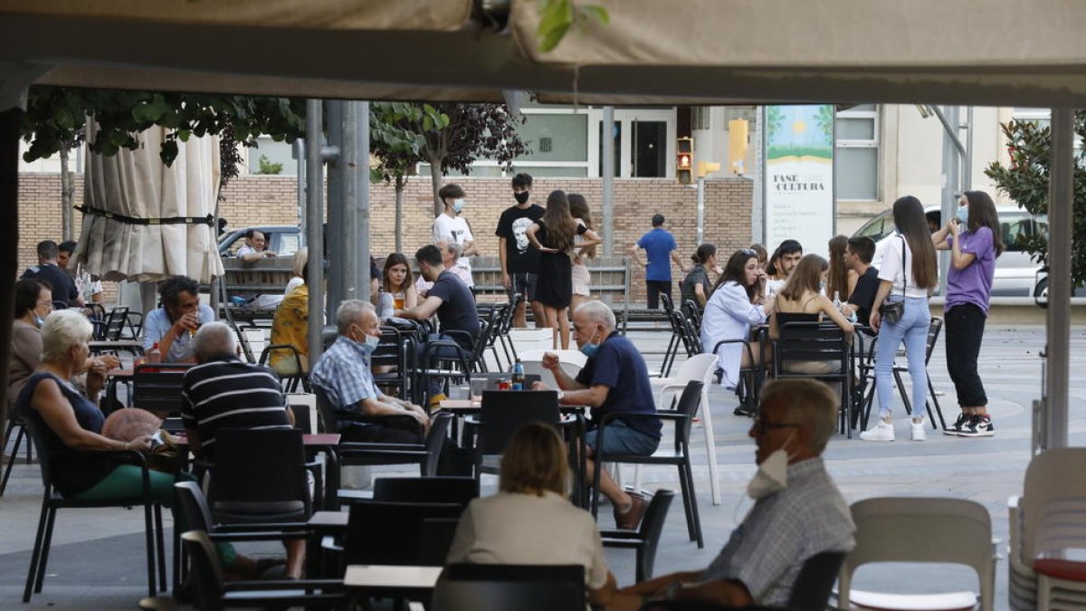 Clientes ayer en una terraza ayer en la ciudad de Lleida.