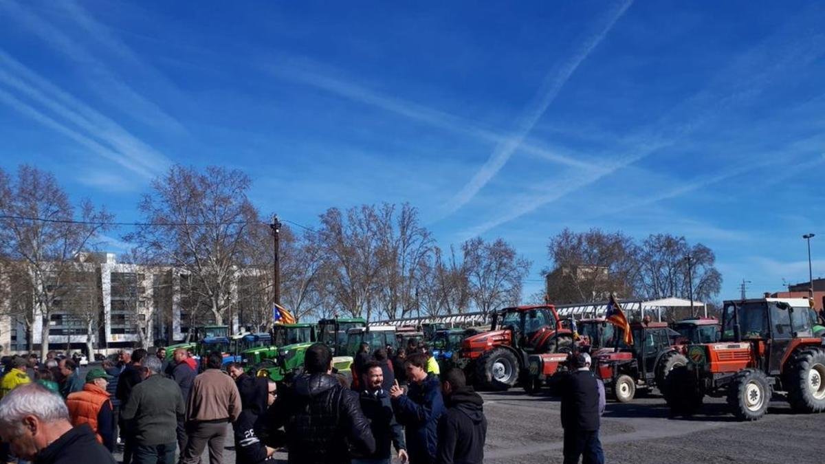 Los tractores se han reunido en los Camps Elisis para dirigirse después a la plaza de la Pau.