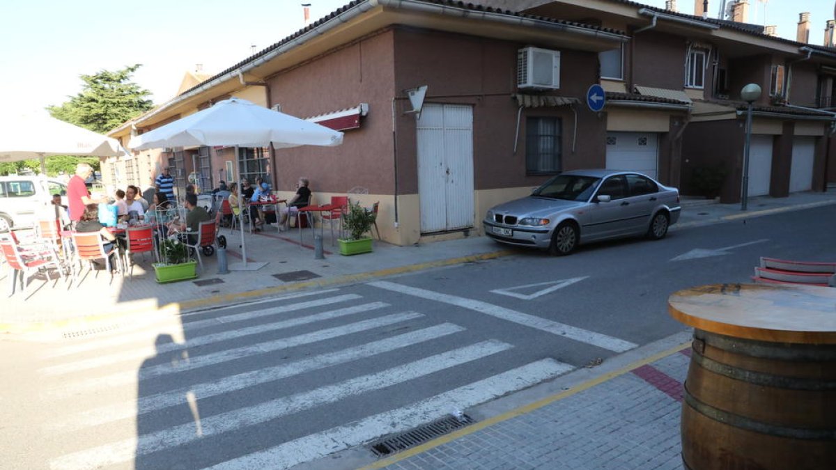 El bar de Vilanova de la Barca que critica que s’ha reduït la seua terrassa de 7 a 3 taules.