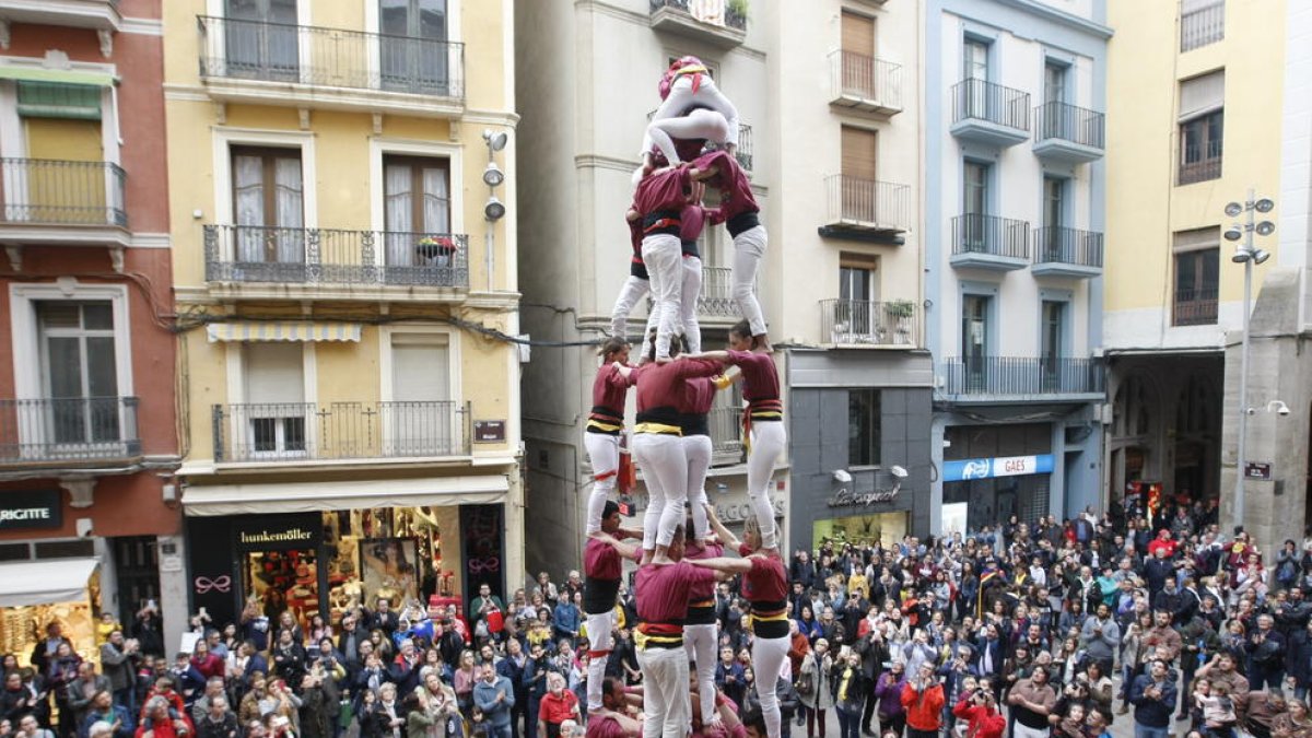 Los Castellers de Lleida, en una de sus Diadas en la plaza Paeria. 