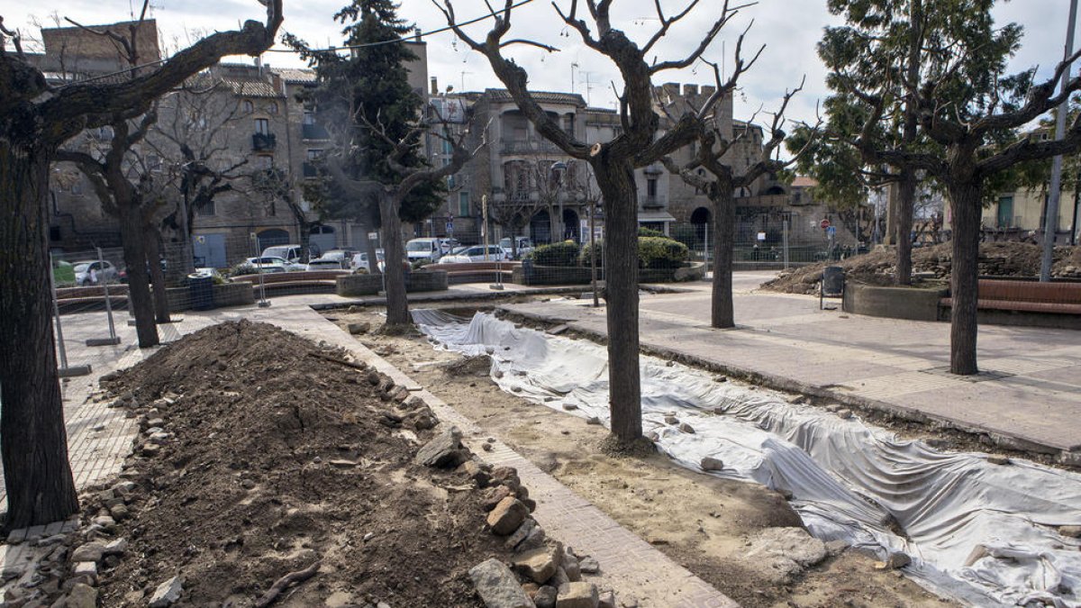 Imagen de las prospecciones arqueológicas en la plaza Vell Pla de Guissona.