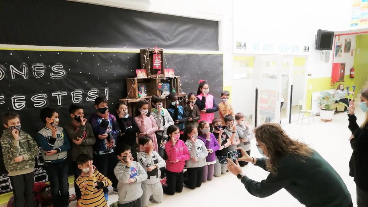 Los alumnos de la escuela Comtes de Torregrossa, en Alcarràs, han cantado la melodía de La Marató en lenguaje de signos. 