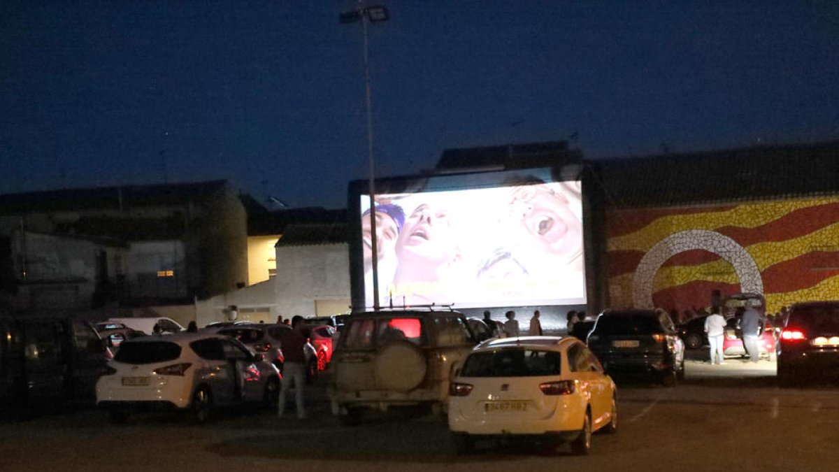 Lleno de vehículos anoche en el estreno del autocine de Bellcaire d’Urgell con la película ‘Campeones’.