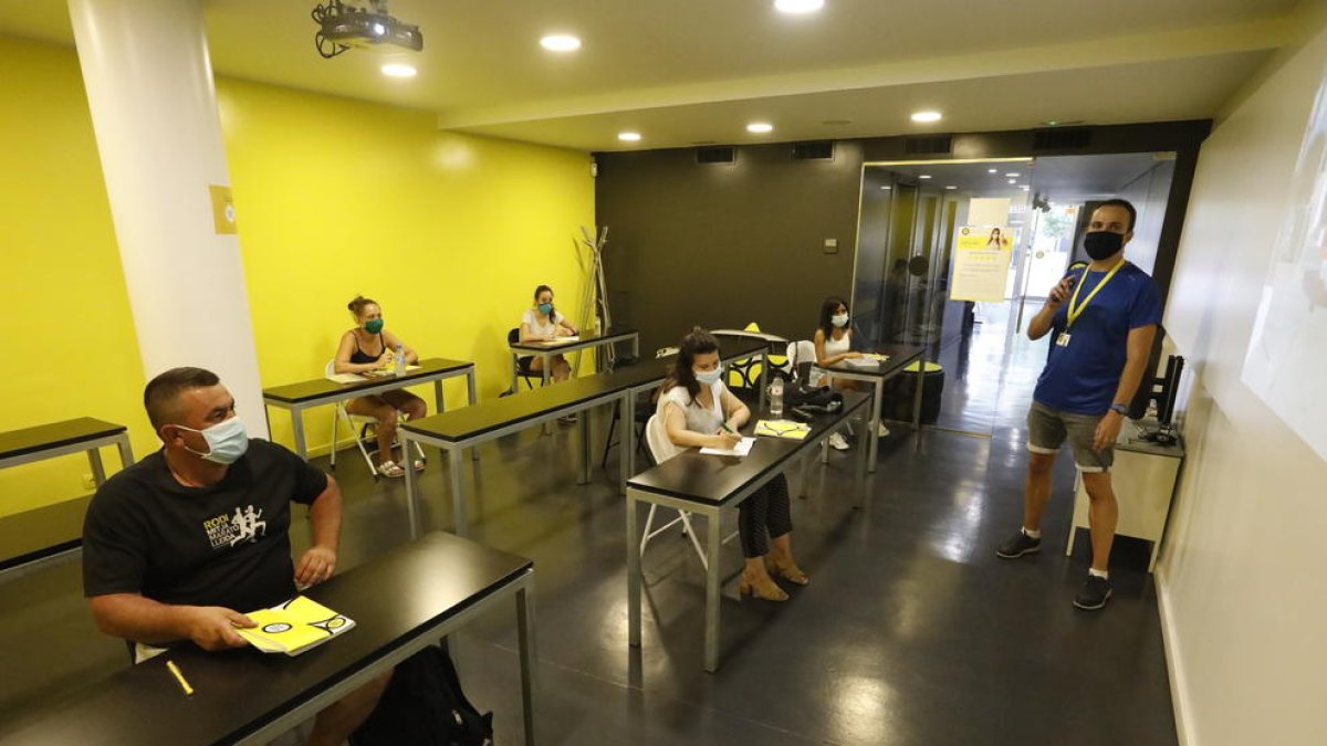 Alumnos ayer en una de las clases en la autoescuela Hoy-voy, en la avenida Balmes, de Lleida. 