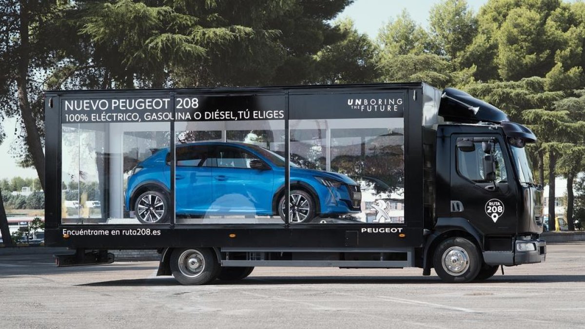 Un tràiler vidrat exhibirà el nou Peugeot demà.