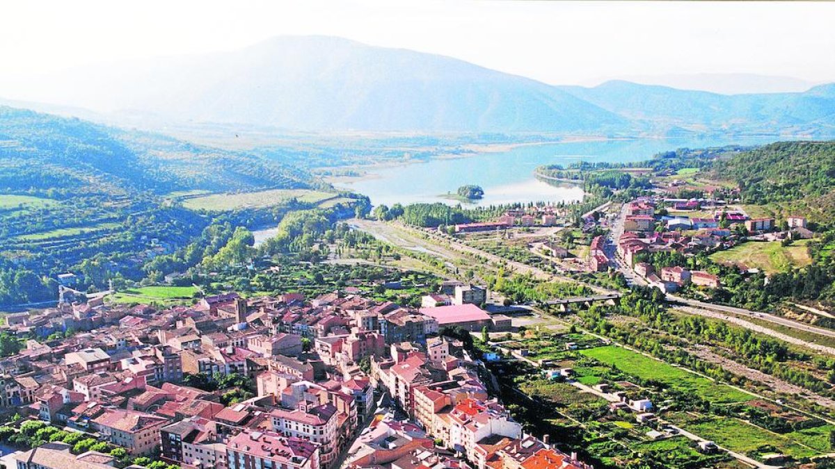 La Pobla de Segur con el pantano de Sant Antoni al fondo.