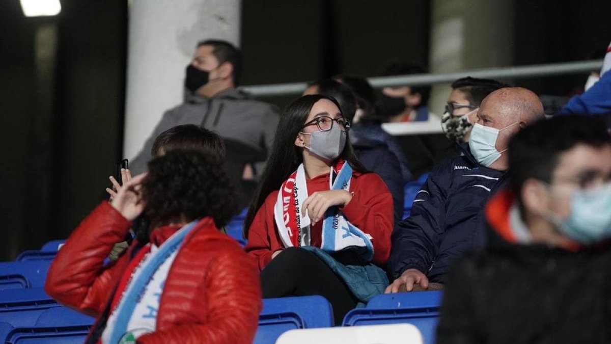 La afición del Sevilla pudo ver a su equipo en directo por primera vez esta temporada en Lucena.