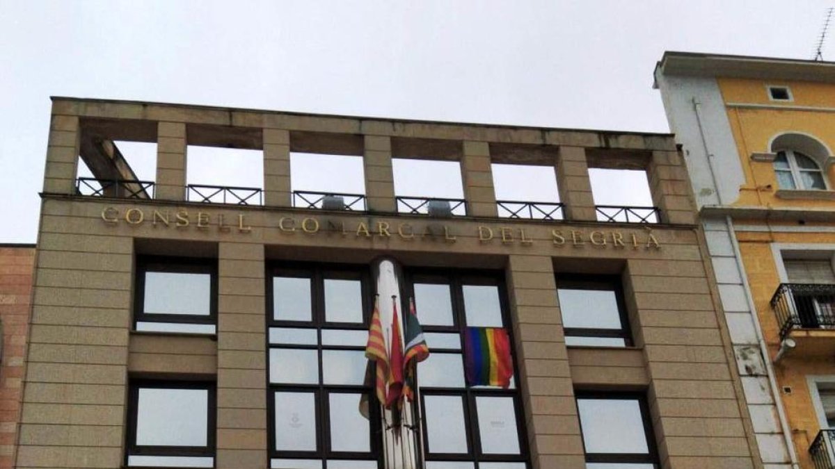 La façana del consell del Segrià amb la bandera multicolor.