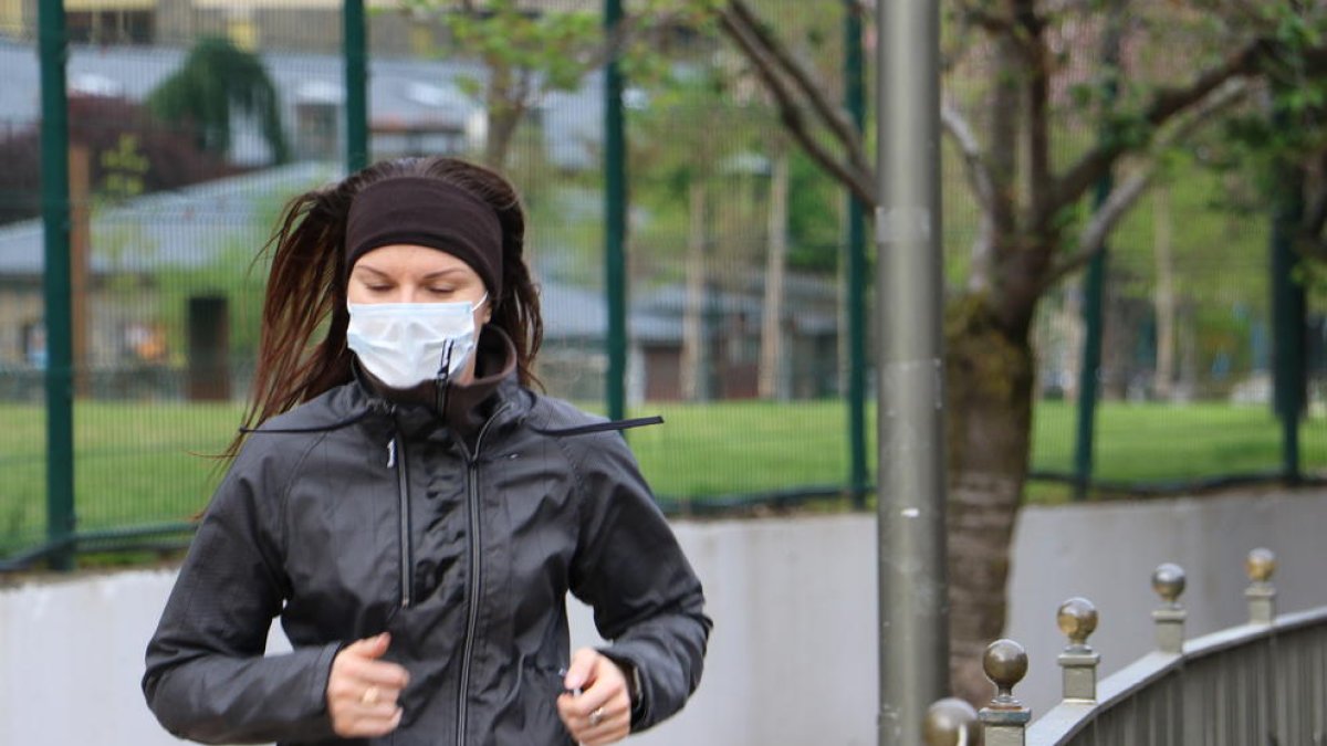 Una mujer corriendo en Andorra la Vella este jueves.