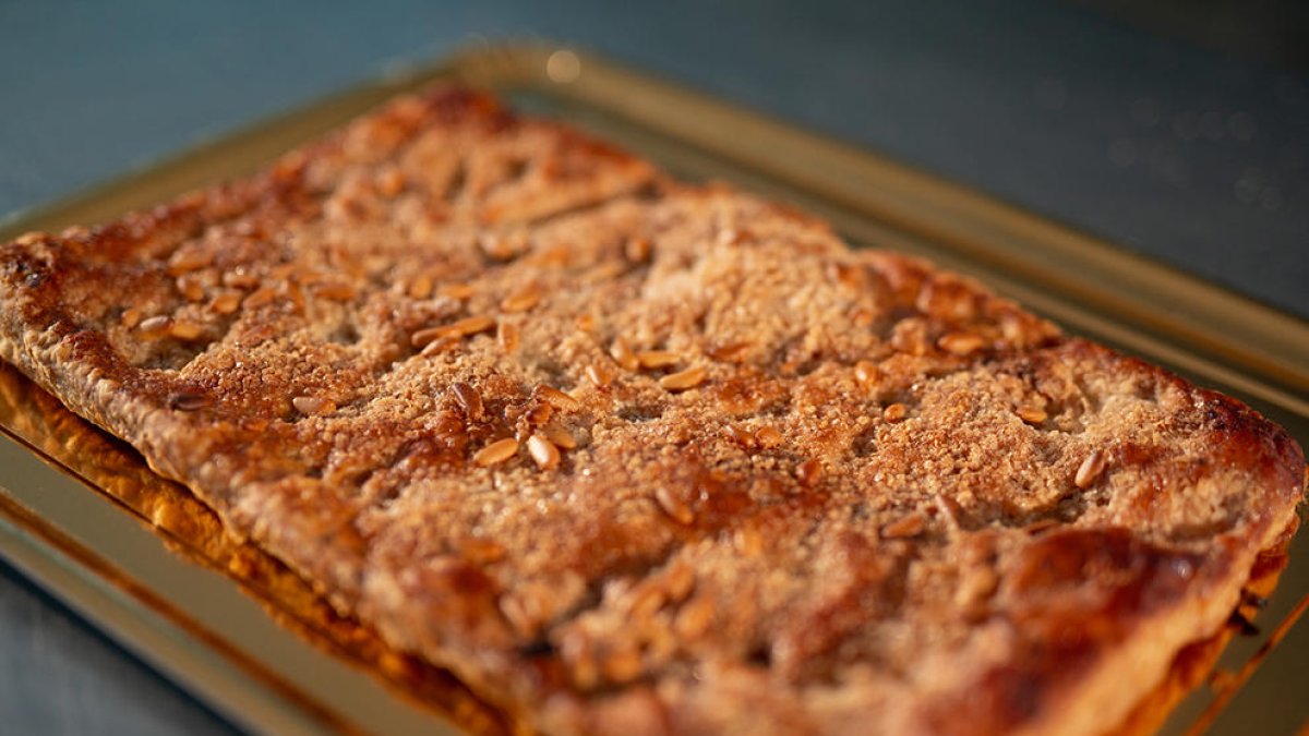 La coca de llardons està feta utilitzant el sagí fregit del porc que li dóna el seu sabor característic.