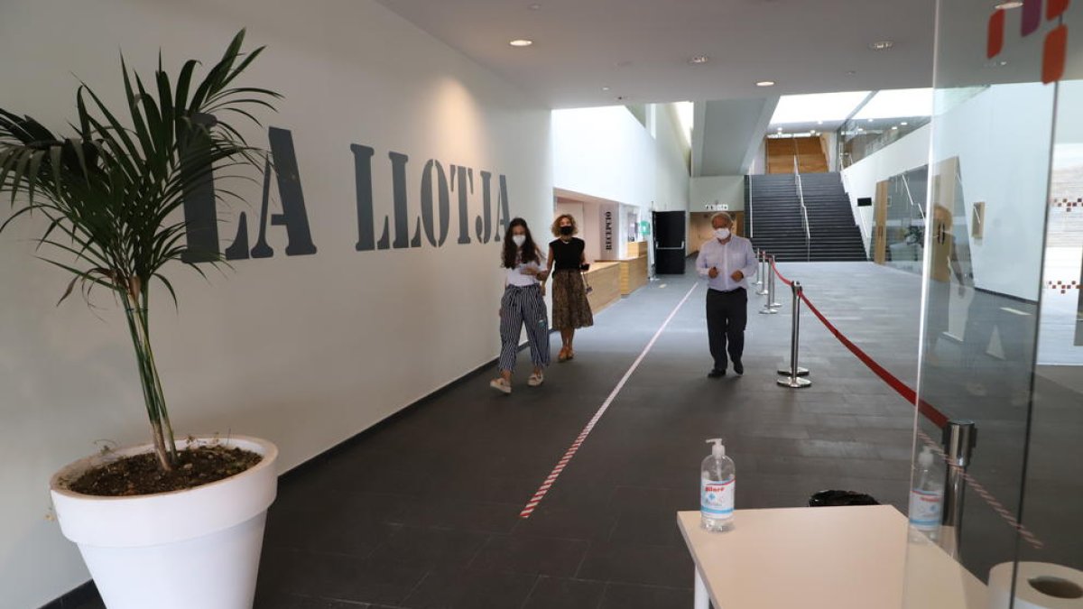 El teatre i palau de congressos de la Llotja de Lleida ultima els protocols de seguretat i higiene.