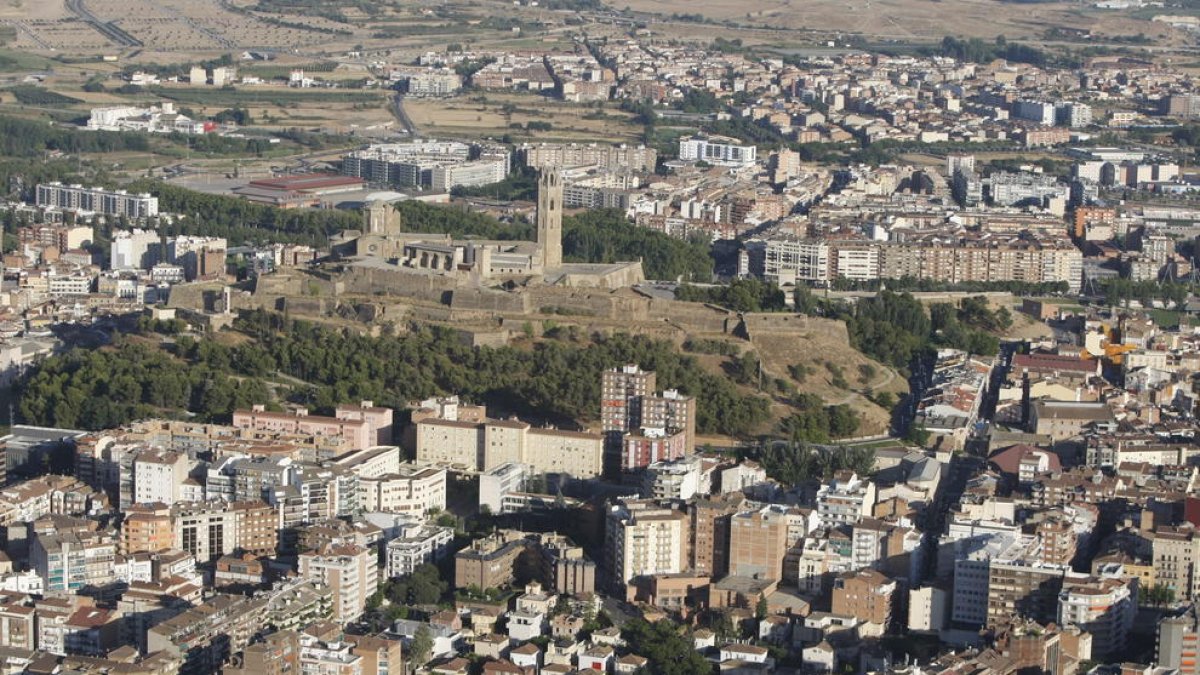 Vista área de Lleida ciudad, con la Seu Vella al fondo. 
