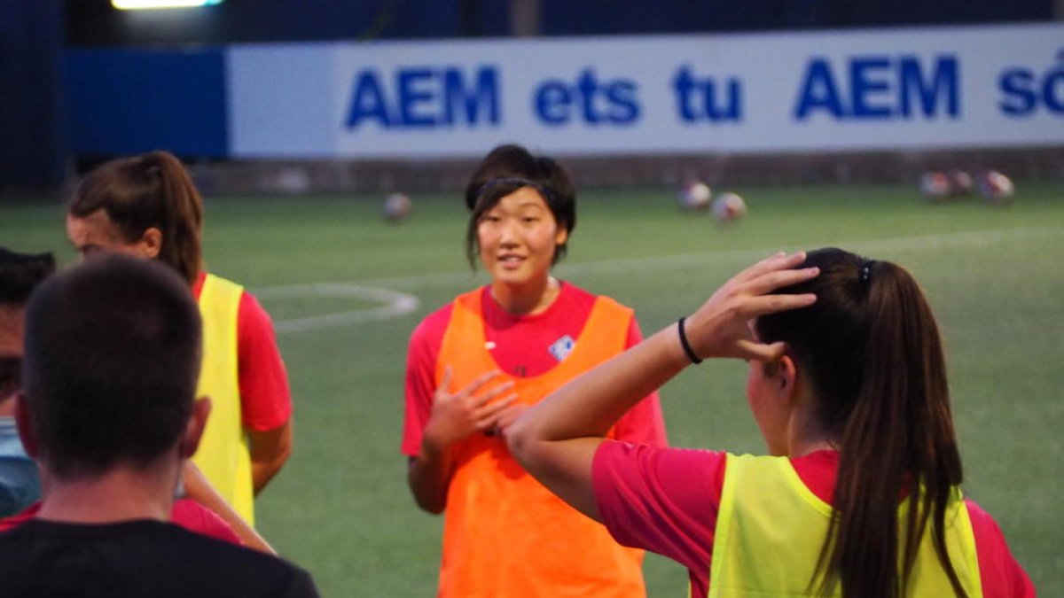 La defensa japonesa Hisui Haza, ahir durant l’entrenament.