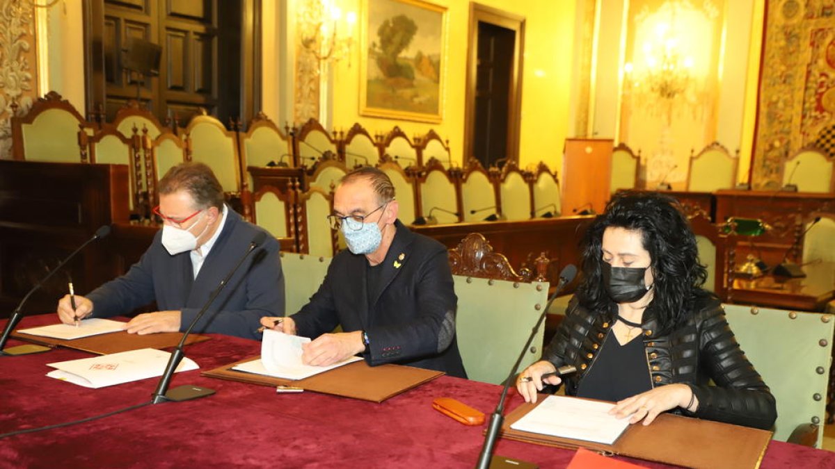 Aguilá, Pueyo y Rodríguez, ayer durante la firma del Pacto Social. 