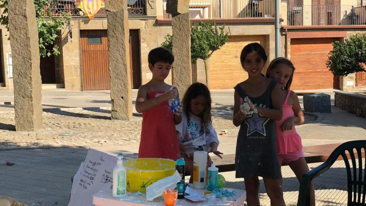 Imatge d’un grup de nenes jugant ahir en una plaça de Tiurana.