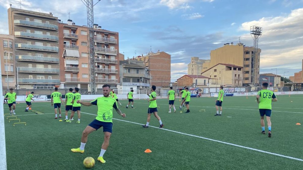 A dalt, el Balaguer entrenant-se i a baix, l’Alpicat.