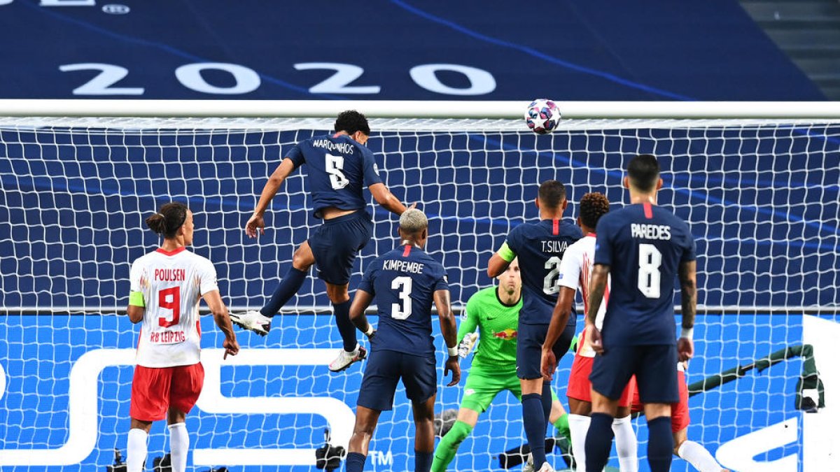 Marquinhos remata de cabeza para marcar el primer gol del PSG frente al Leipzig.