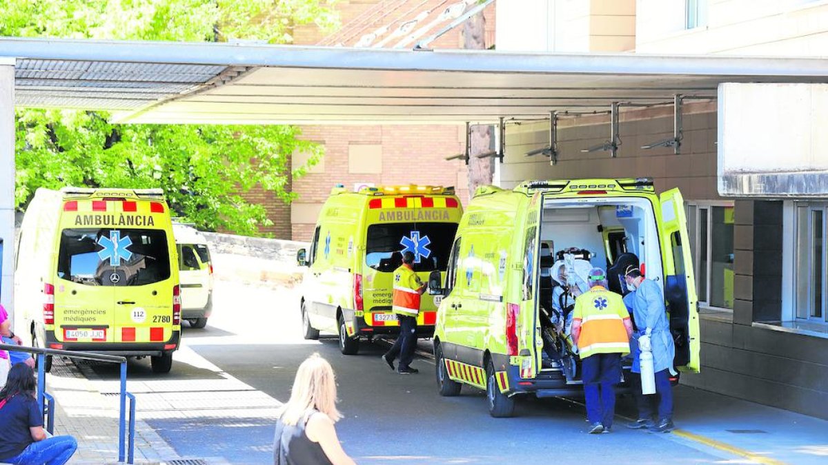 Tres ambulàncies ahir davant la unitat d’Urgències de l’Arnau de Vilanova.