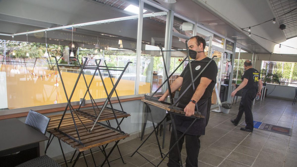 Tancament d'un restaurant de Tàrrega per les noves mesures anticovid.