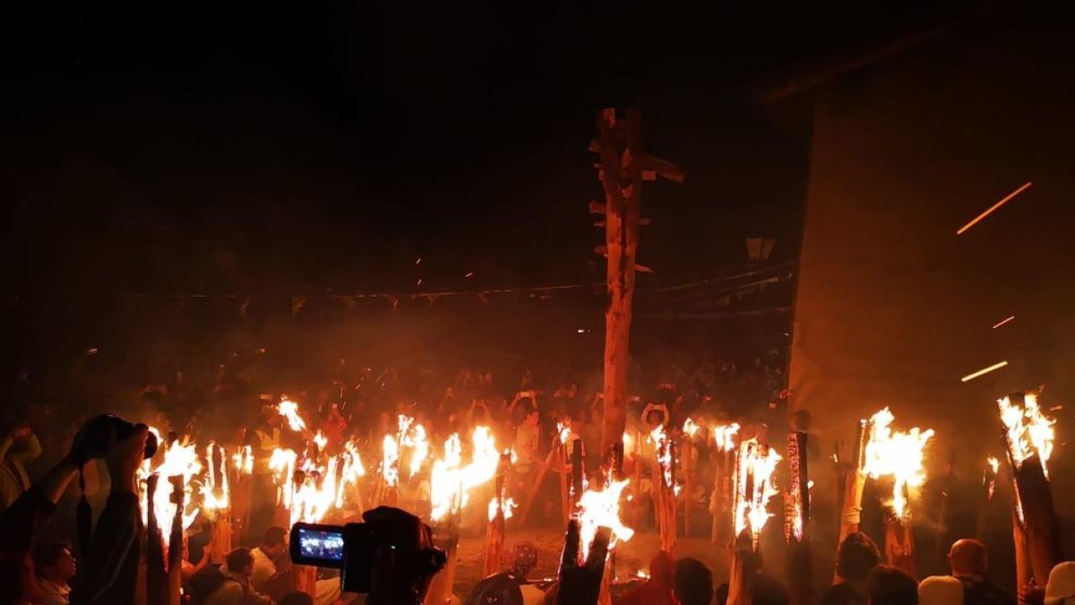 Imagen del descenso de las fallas de Llesp que se celebró el pasado mes de julio y cerró la temporada. 