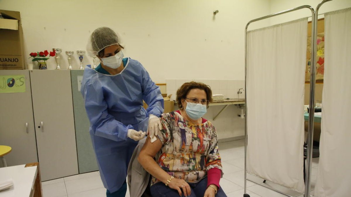 Dos de las primeras personas que ayer se vacunaron de la gripe en el centro cívico de Cappont.