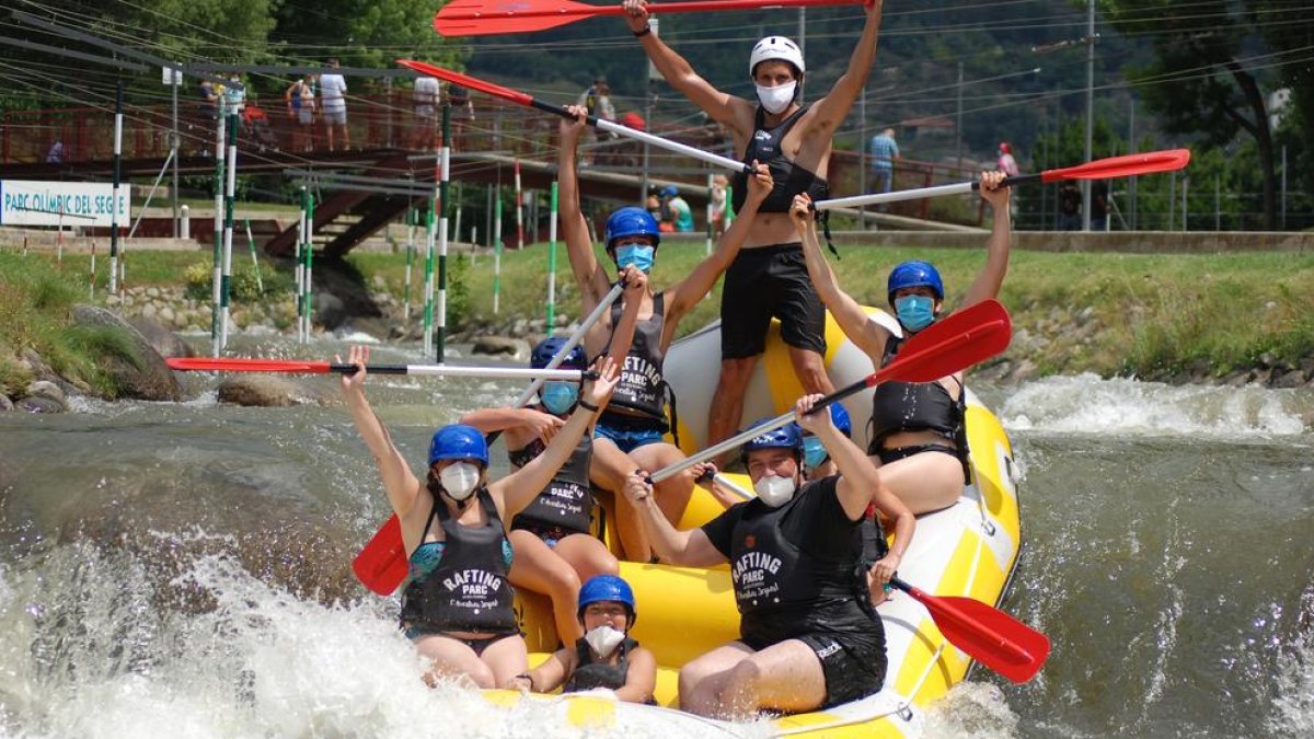 Visitantes ataviados con mascarillas en una bajada de rafting del miércoles en el Parc del Segre de La Seu d’Urgell. 