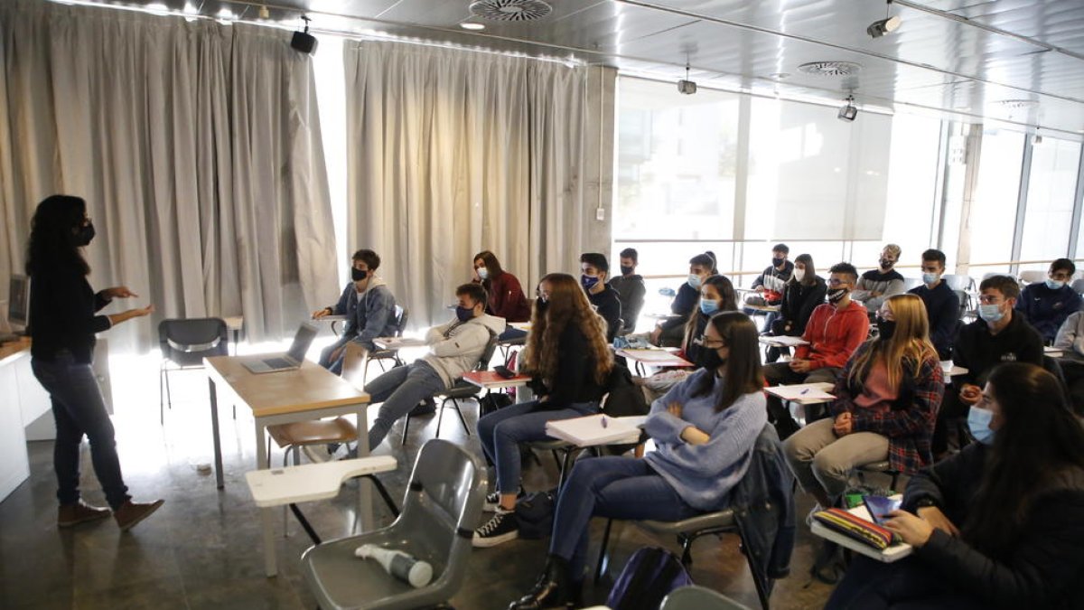 Alumnos de la facultad de Educación, durante una clase presencial ayer por la mañana.