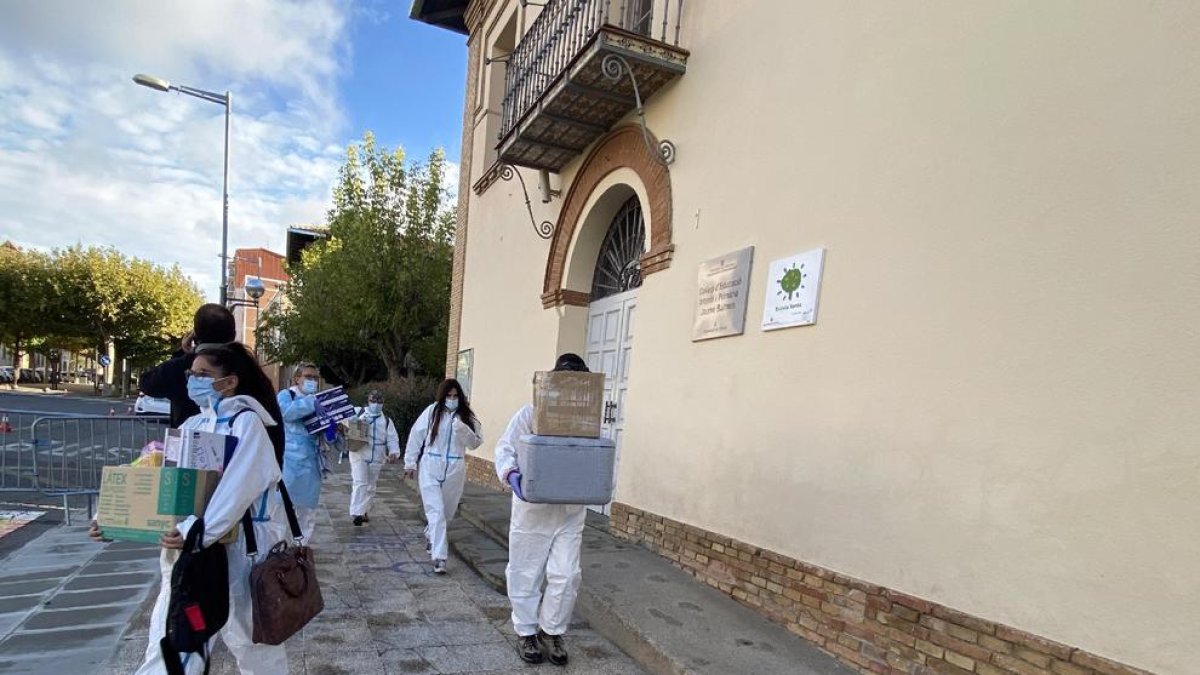 Personal sanitario que ayer llevó a cabo pruebas PCR en la escuela Jaume Balmes de Cervera.