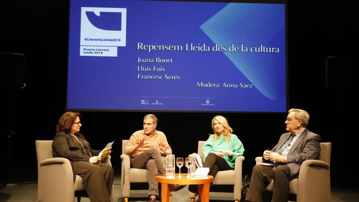 Anna Sàez, Francesc Serés, Joana Bonet i Lluís Foix, ahir durant el debat al Teatre de l’Escorxador.