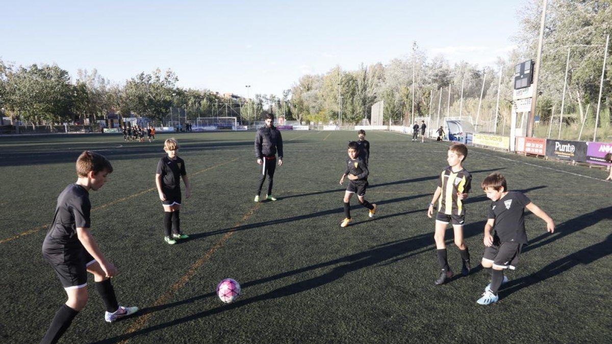 Jugadores de la base del Pardinyes, durante el entrenamiento de ayer.