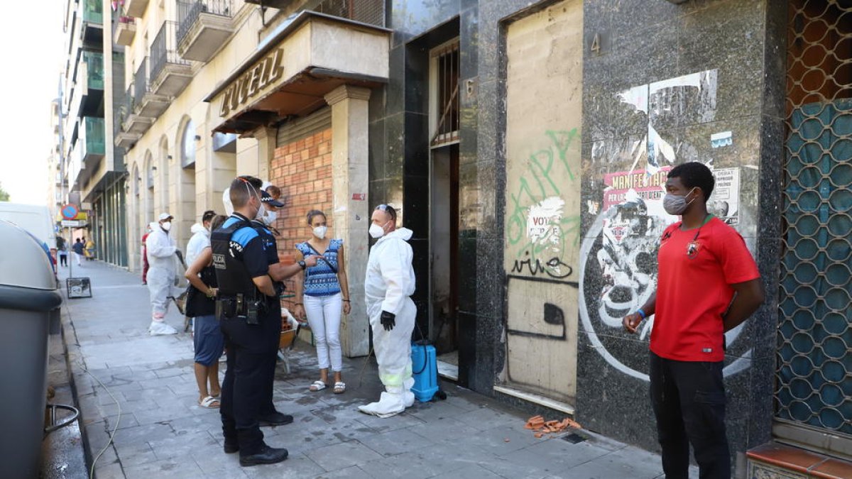 Agentes de la Guardia Urbana estuvieron presentes durante las labores de tapiado.