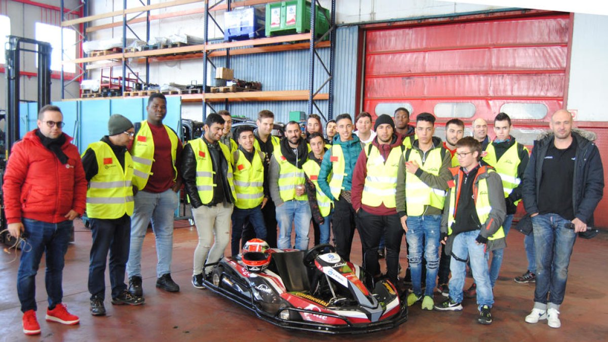 Els estudiants de FP a l’empresa que van visitar ahir a Sidamon.