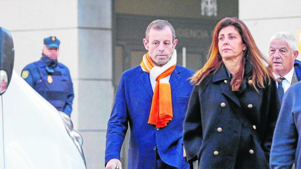 Sandro Rosell, ahir a l’arribar a l’Audiència Nacional en companyia de la seua esposa, Marta Pineda.