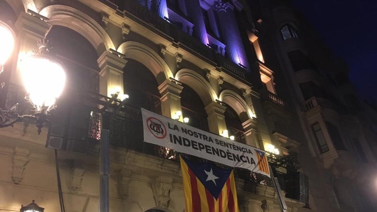 La Paeria cuelga una pancarta con una corona del revés: 'Nuestra sentencia. Independencia'