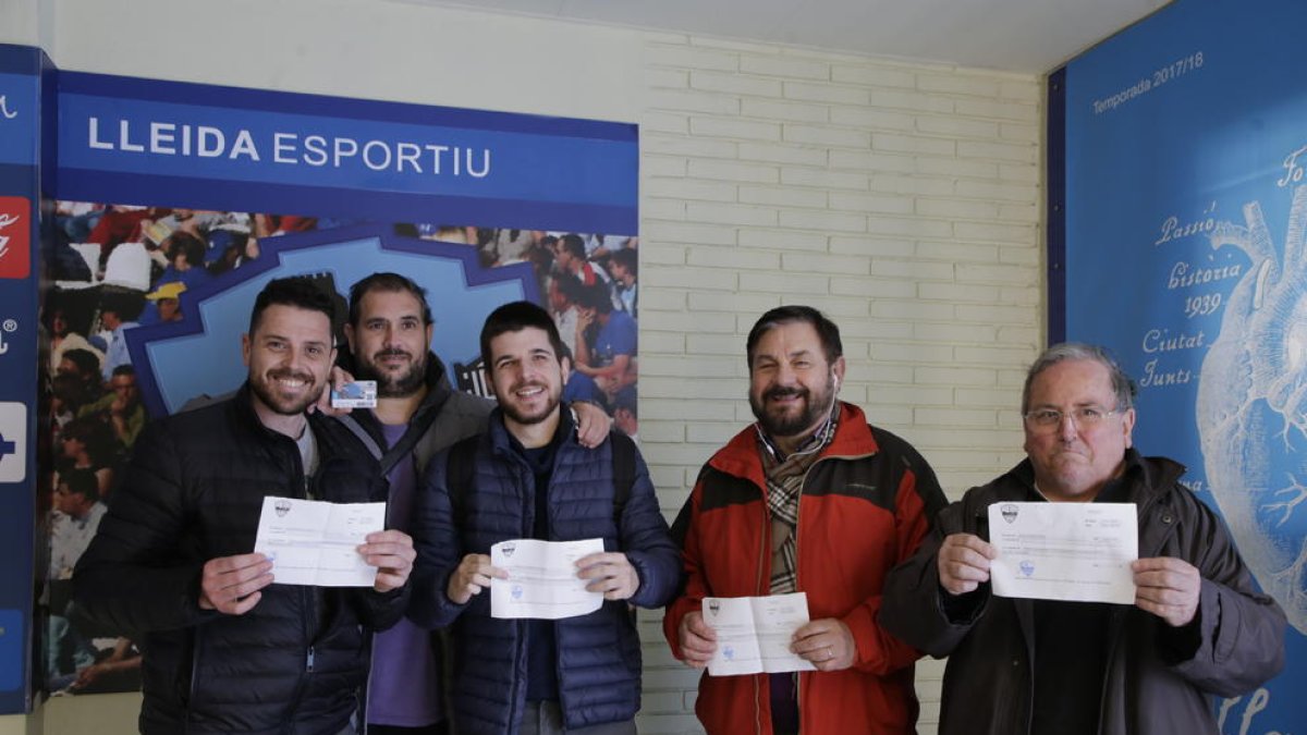 Algunos de los aficionados del Lleida que adquirieron ayer billete y entrada para Alicante.