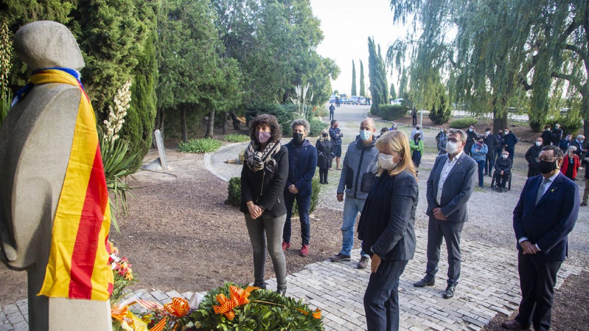 Moment de l’ofrena floral ahir a la tarda al monument dedicat a Companys al Tarròs.