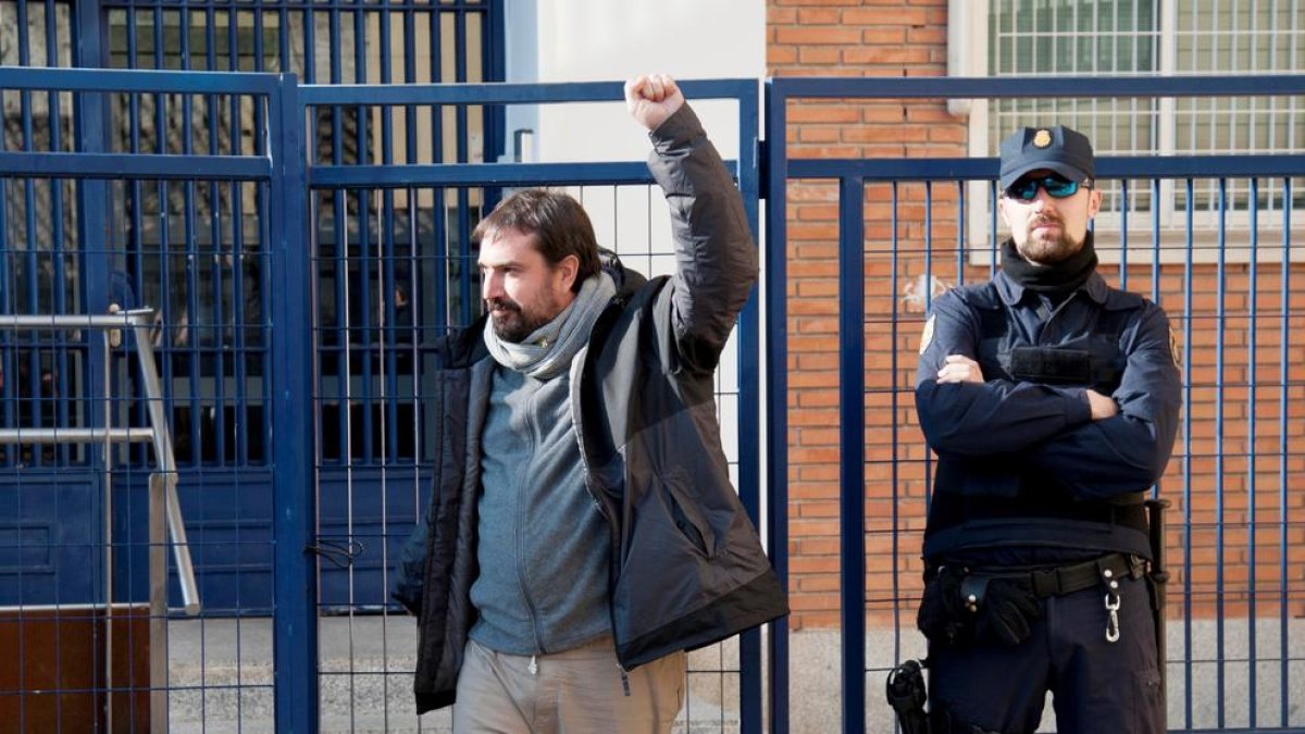 L'alcalde de Cerlà, Dani Cornellà, a la sortida de la comissaria de la Policia Nacional.