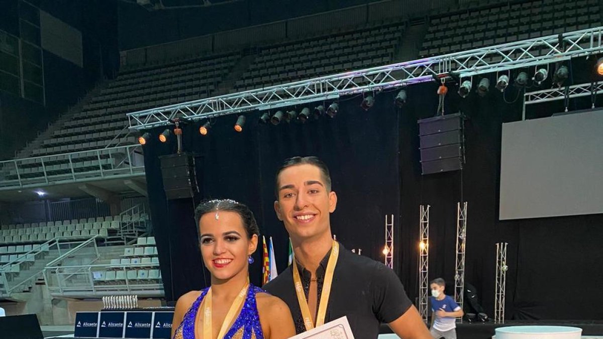 Ainhoa Culebradas y Marc Bonilla tras alzarse como campeones de España de 10 bailes. 