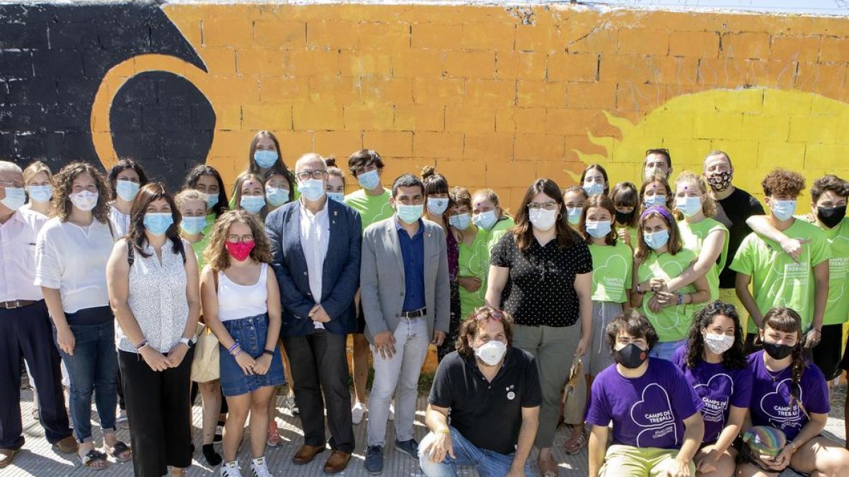 Chakir El Homrani (en el centro), con algunos de los participantes en el campo de trabajo de Cervera.