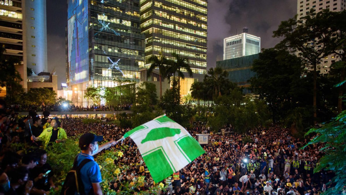 Milers de persones demanen la implicació de Londres i Washington en el conflicte, ahir, a Hong Kong.