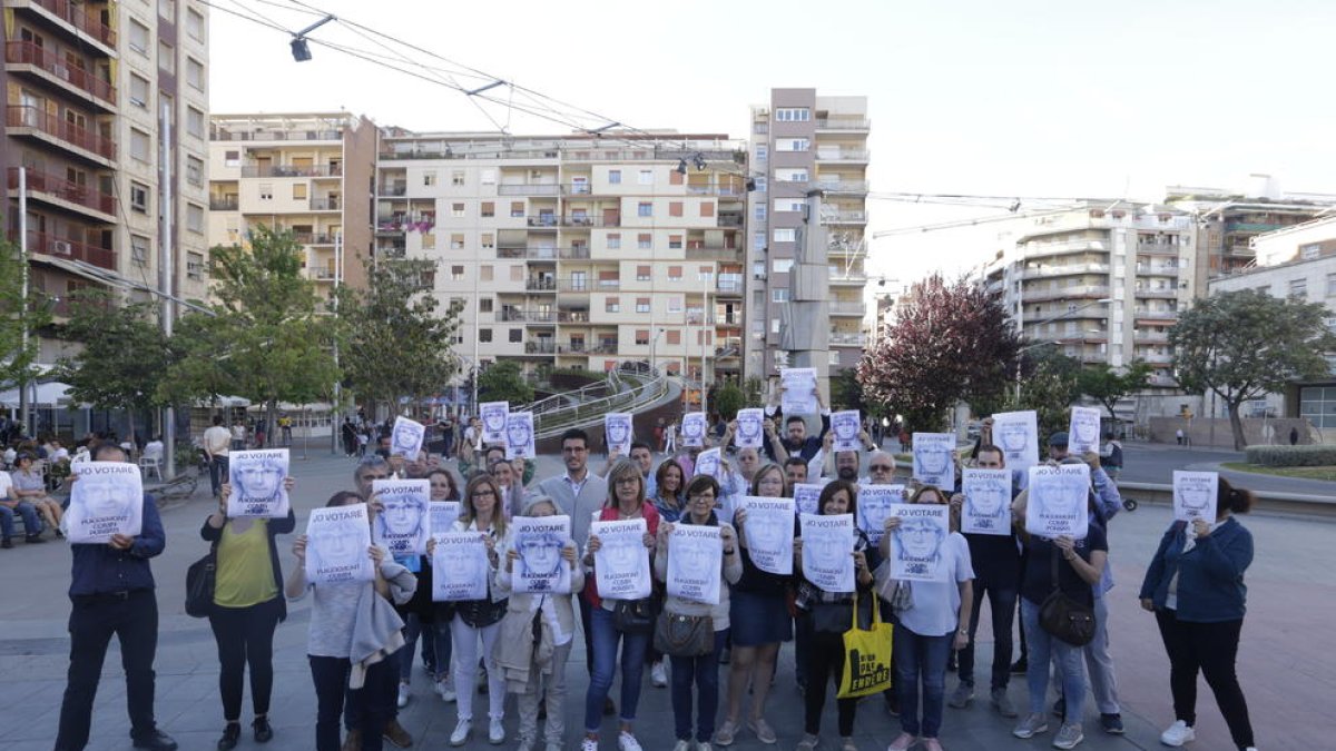 Unes vint persones van participar ahir en una encartellada de Puigdemont a Lleida.