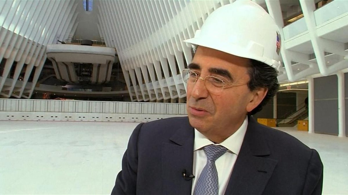 L’arquitecte Santiago Calatrava amb una de les seues obres monumentals al fons.