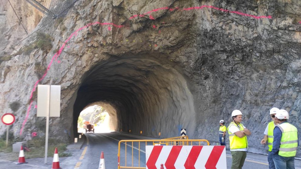 Les obres per ampliar el túnel ja existent a la C-14 van començar ahir al matí.