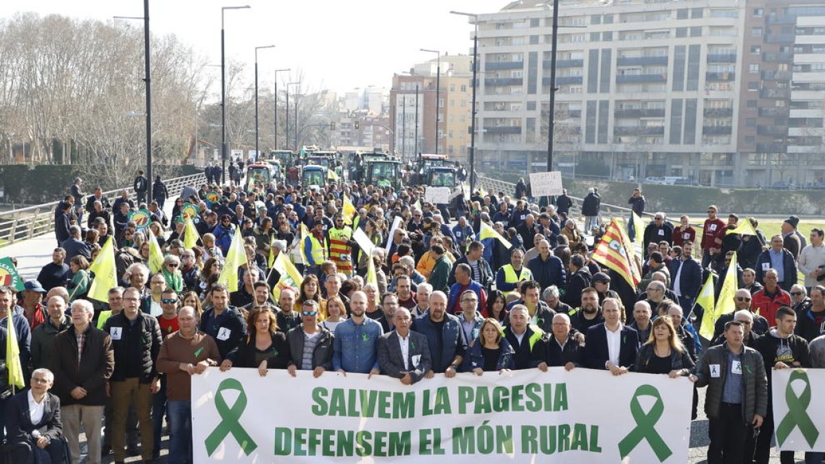 La capçalera de la manifestació, amb desenes de tractors al fons, a punt d’entrar a la plaça Sant Joan.