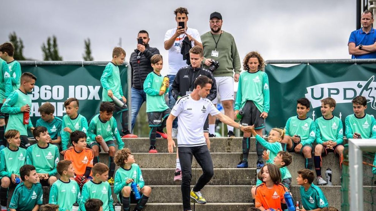 Los dos leridanos saludan a los niños del campus.