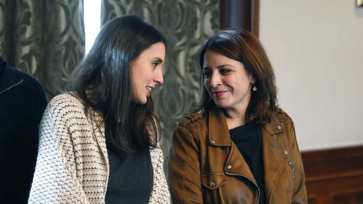 Adriana Lastra (d), vicesecretària general del PSOE, i la dirigent d’Unides Podem Irene Montero (e).