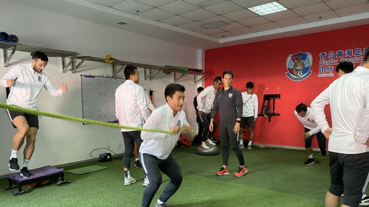 Jordi Escura dirigiendo una sesión física a los jugadores del Qingdao Huanghai, de la máxima categoría china.