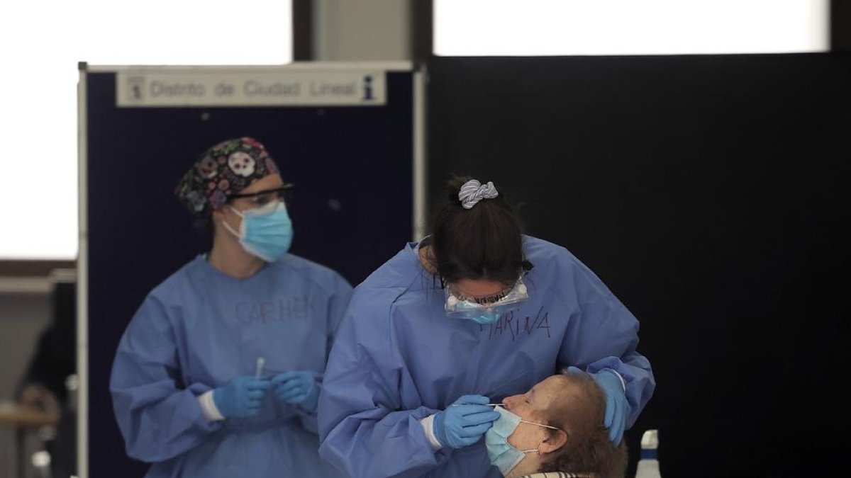 Una sanitària realitza un test de detecció del virus a Madrid.
