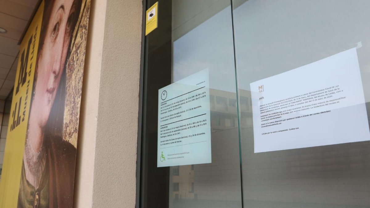 El Museu de Lleida, tancat amb el cartell informatiu (dreta).