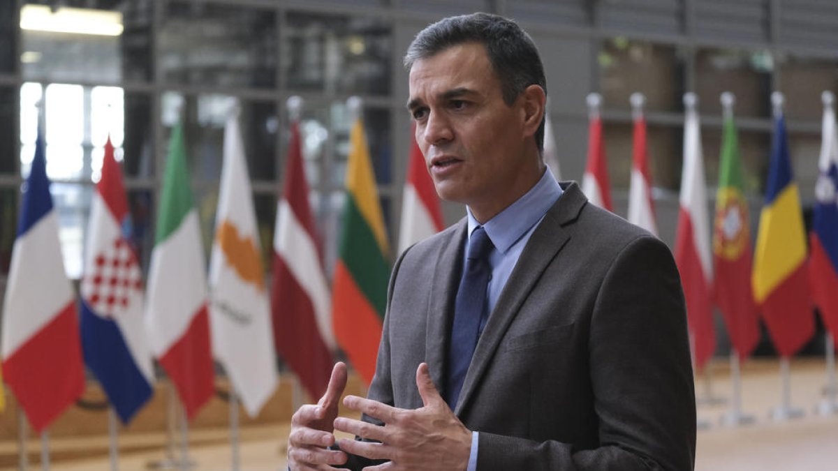 Pedro Sánchez atendiendo ayer a los medios tras su llegada a la cumbre europea.